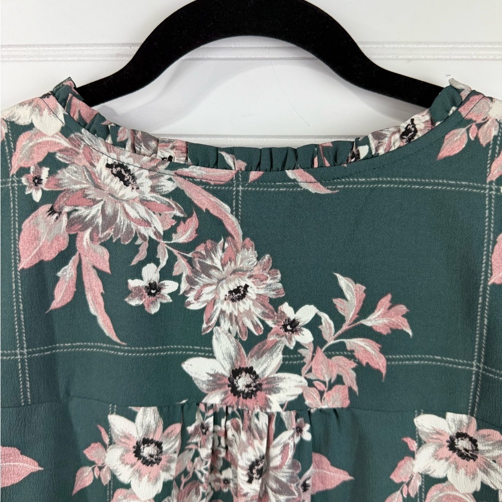 Maurices women’s Green & Pink Floral v-neck flutter sleeve blouse. Size 1X. - Picture 5 of 6